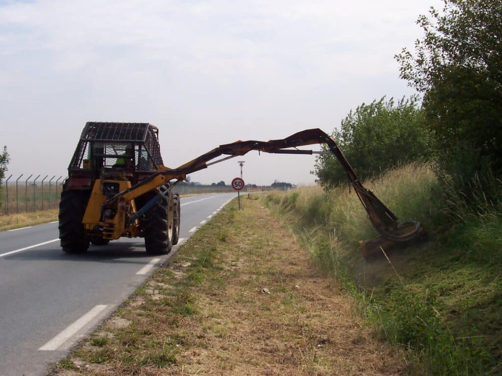 Fauchage à l'Epareuse d'un talus à Orly (94)