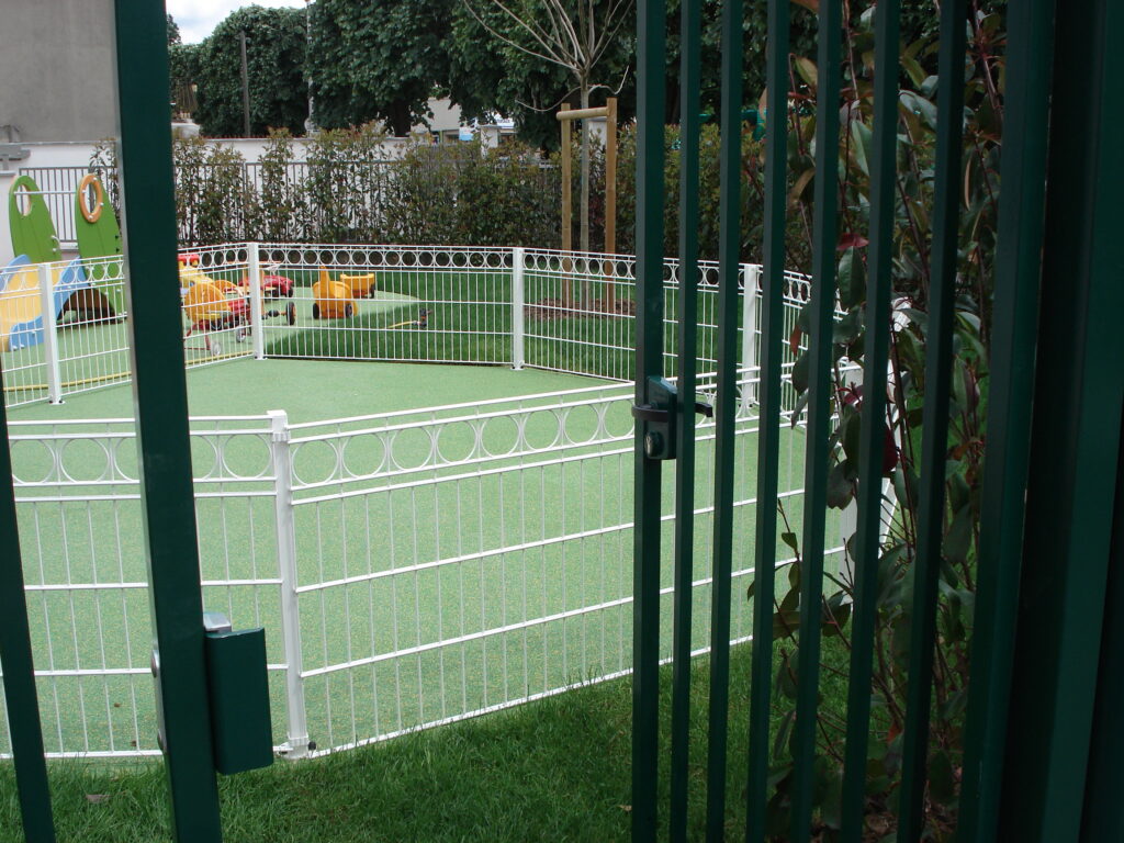 Clôture décorative dans un parc à Bry sur Marne