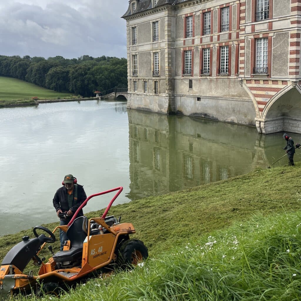 Débroussaillage et tonte d'un talus au Château d'Ormesson-sur-Marne (94)