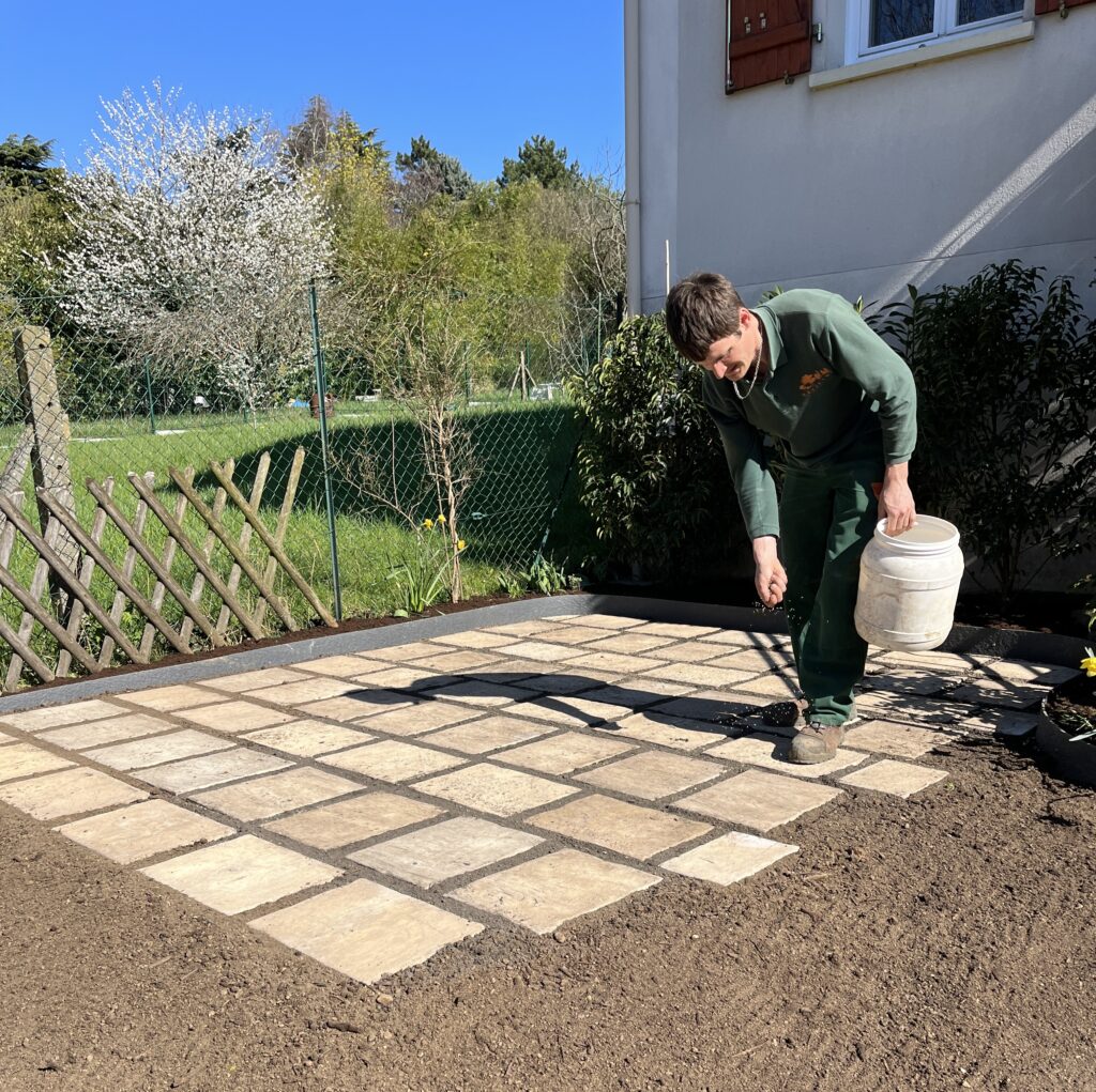 Terrasse avec joints en gazon
