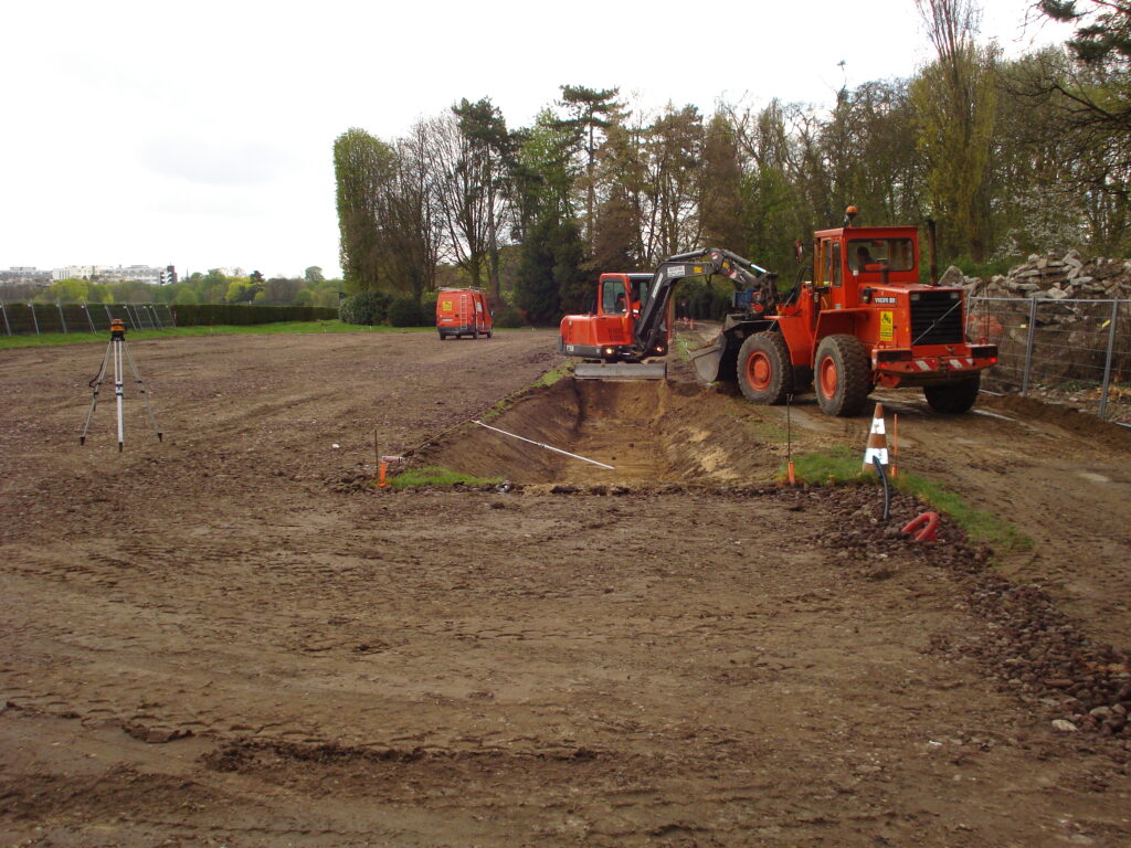 Terrassement de noues pour un futur terrain de sport