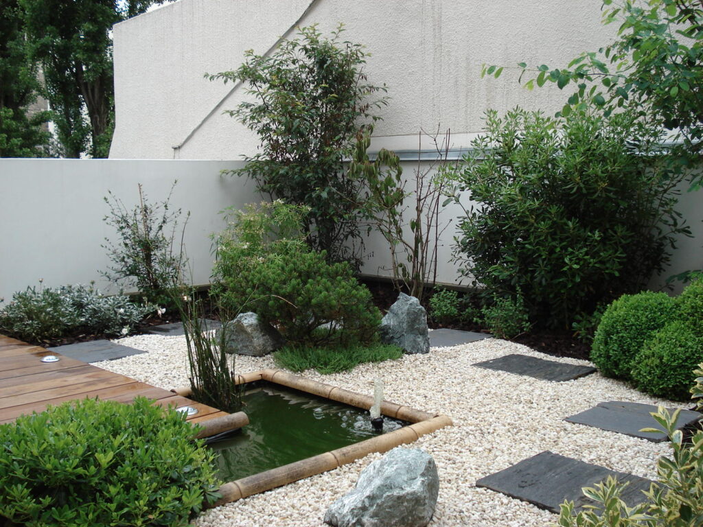 Petit bassin naturel en jardin de particulier