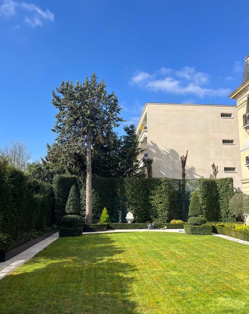 une pelouse entretenue en région parisienne.