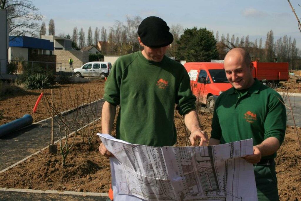 Nos équipes passent en revue un plan de plantation d’arbres, aux abords d’une entreprise.